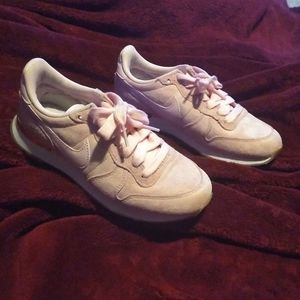 Nike suede pink sneakers size 5.5